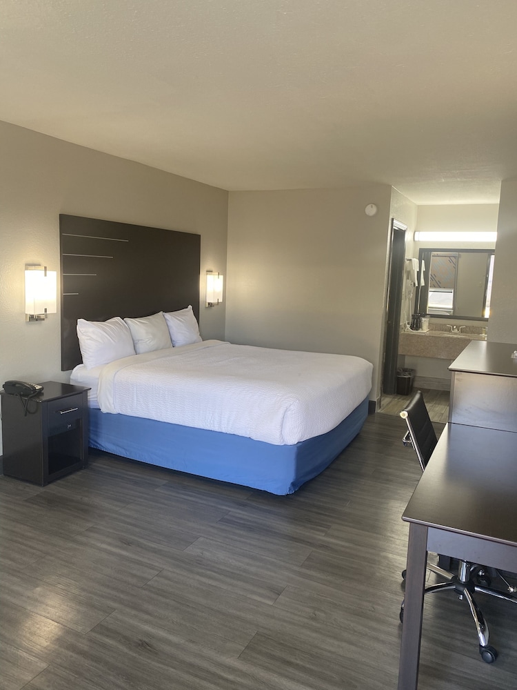 Days Inn by Wyndham Moss Point Pascagoula view 3