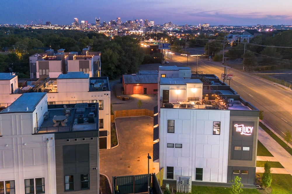 Rooftop Fire Pit Skyline Views Near Broadway