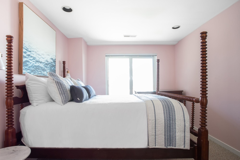 Lighthouse by Avantstay Beachfront View Home w Pool Table Ping Pong