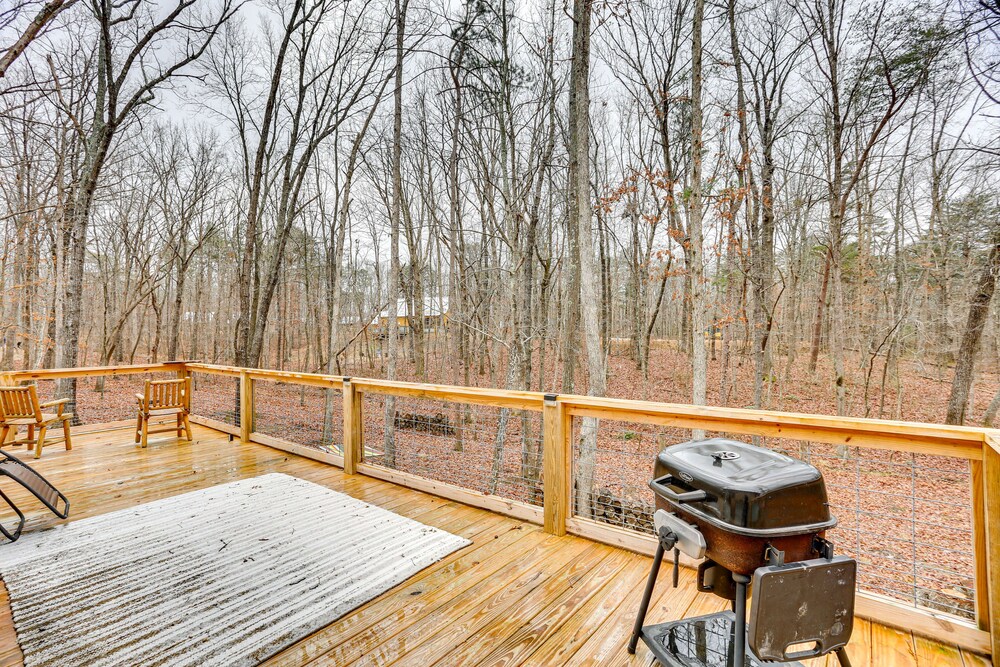Peaceful Hiker's Hideaway w/ Deck on 1 Acre! view 3