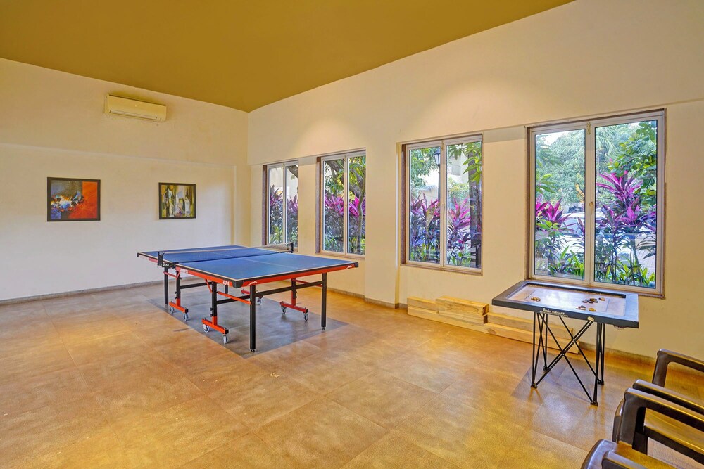 Fabhotel Charvi Reemz