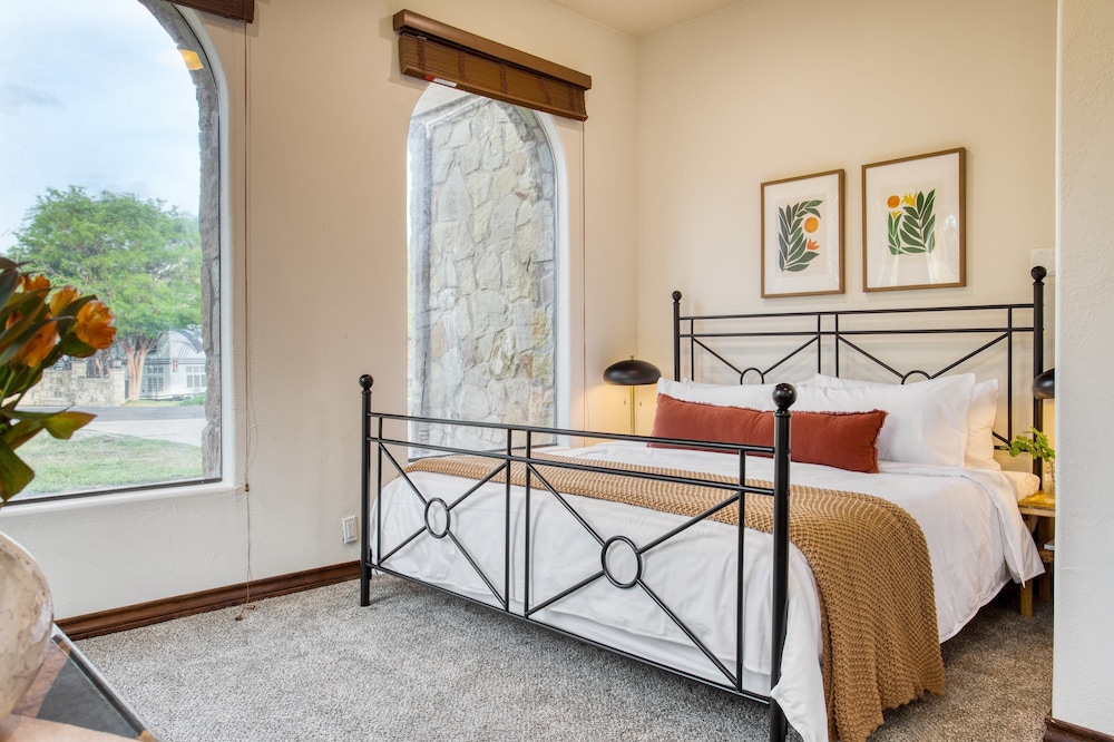 Hudson by Avantstay Magnificent Home w/ Beautiful Views, Multiple Living Areas, Pool & Games!