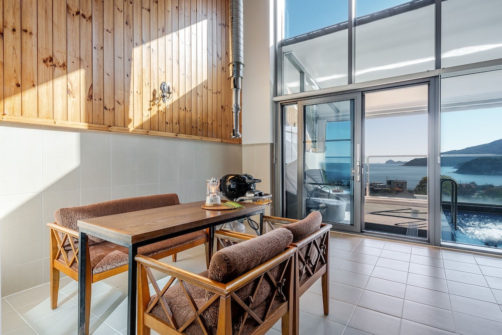 Geoje Pension Kan Pool Villa