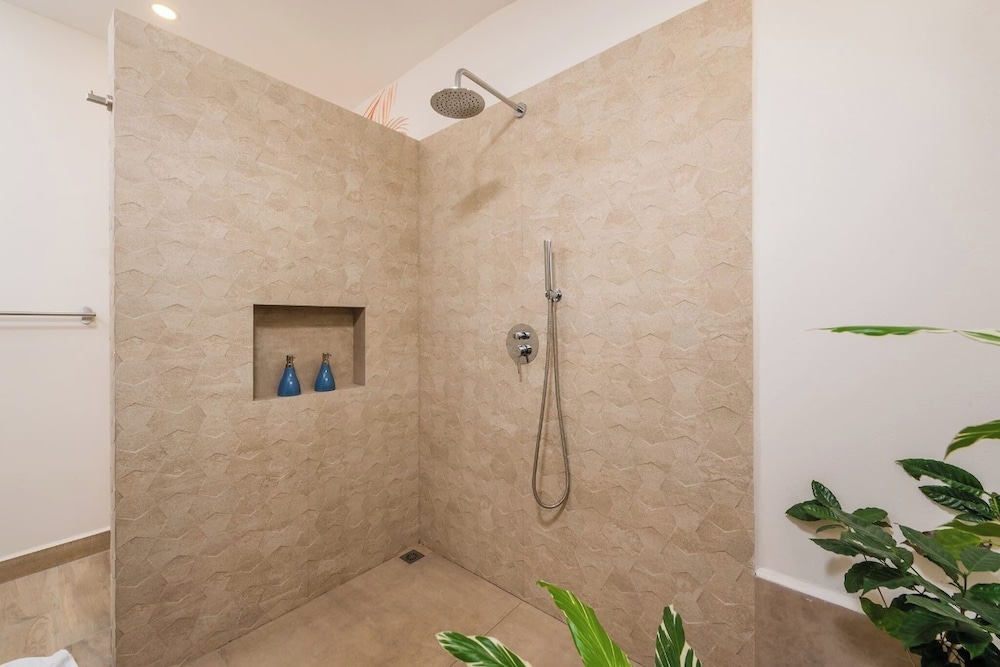 New Oasis in Gated Community With Pool Breakfast