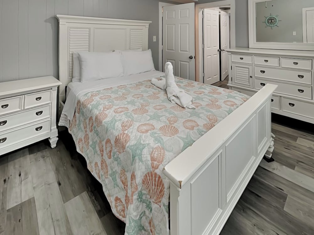 Pleasure Pier Retreat Manor by Ryson Vacation Rentals
