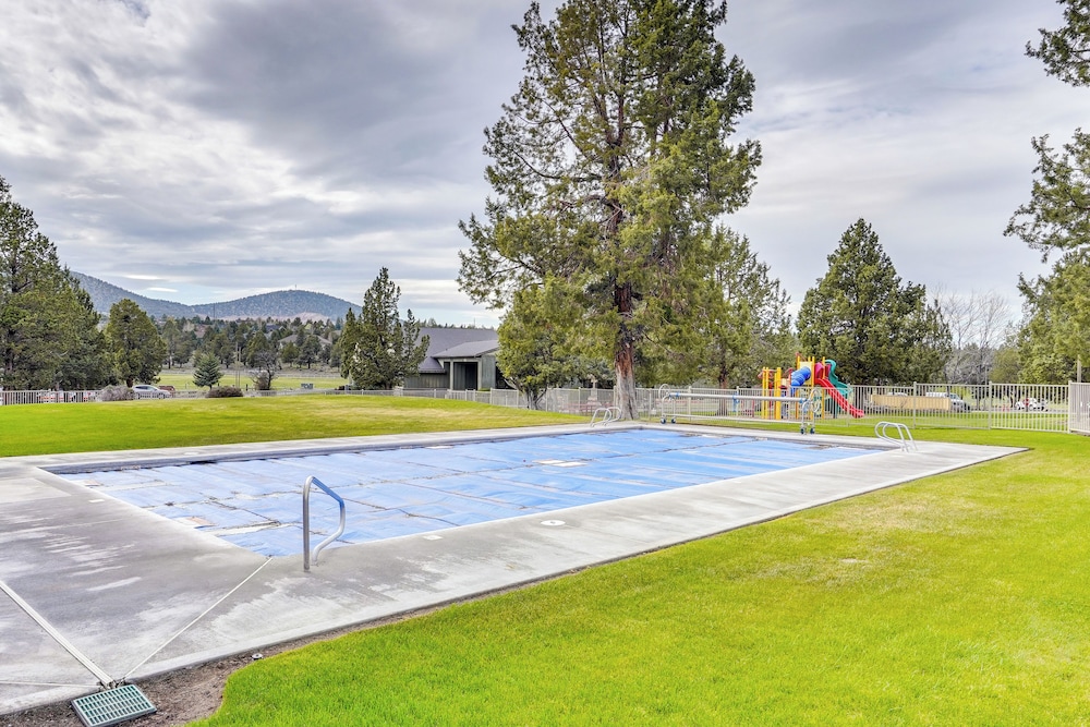 Hot Tub at Townhome on 8th Green in Redmond