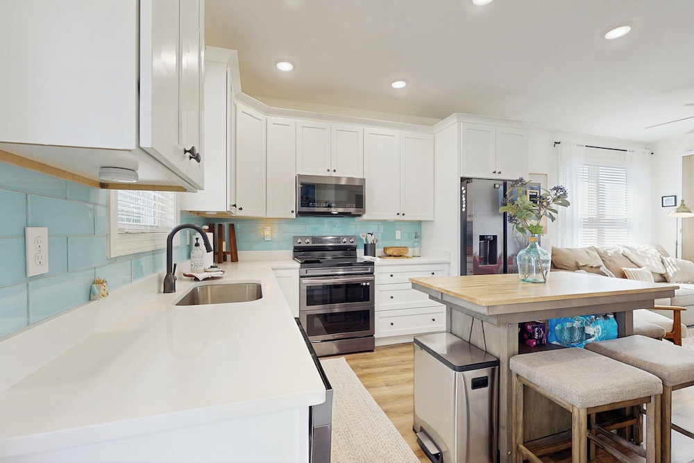 3 BR Home w/ Decks & Lake Views!