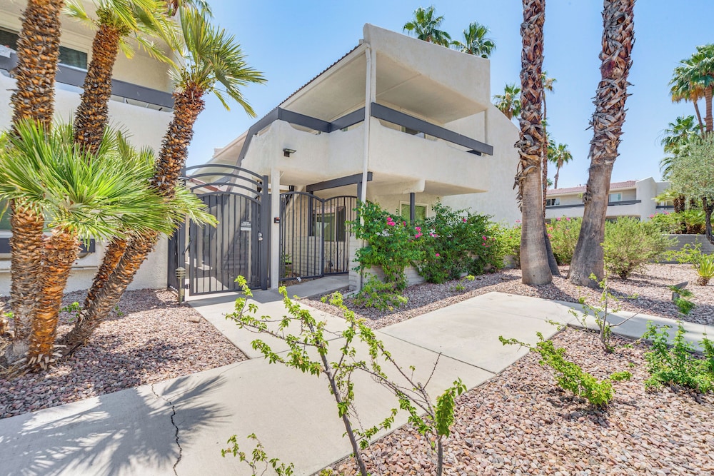 2 Mi to Downtown: Gated Condo in Palm Springs