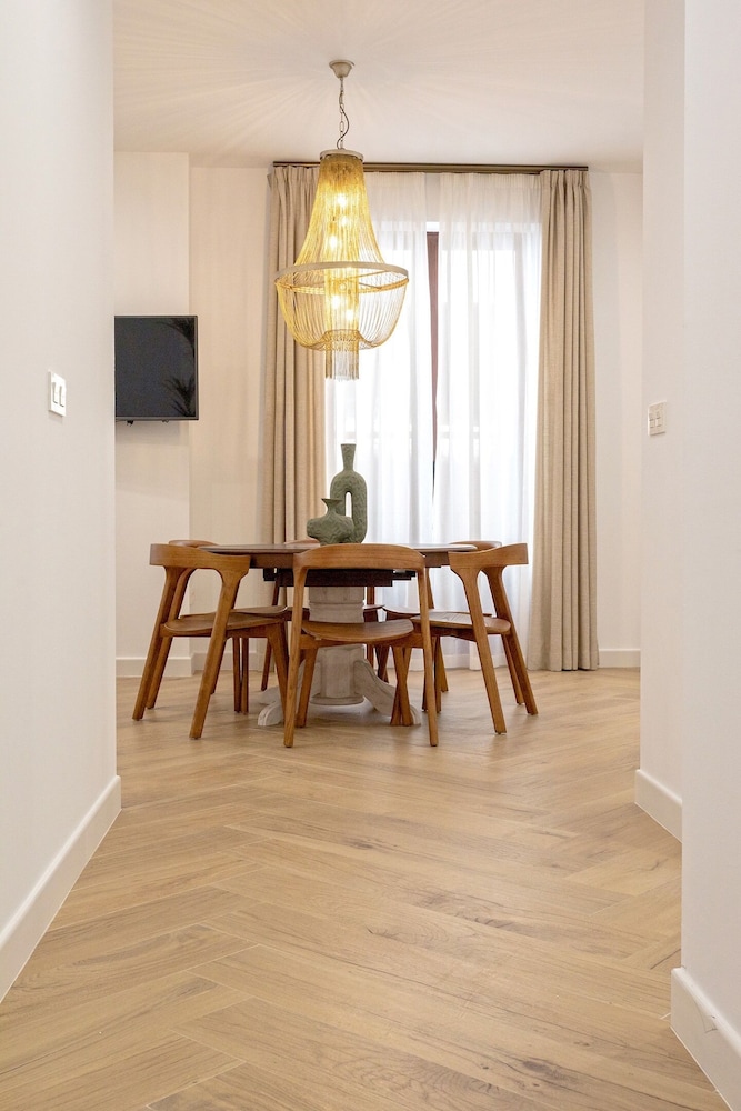 Exclusive Apartment in City Center. Capiteles