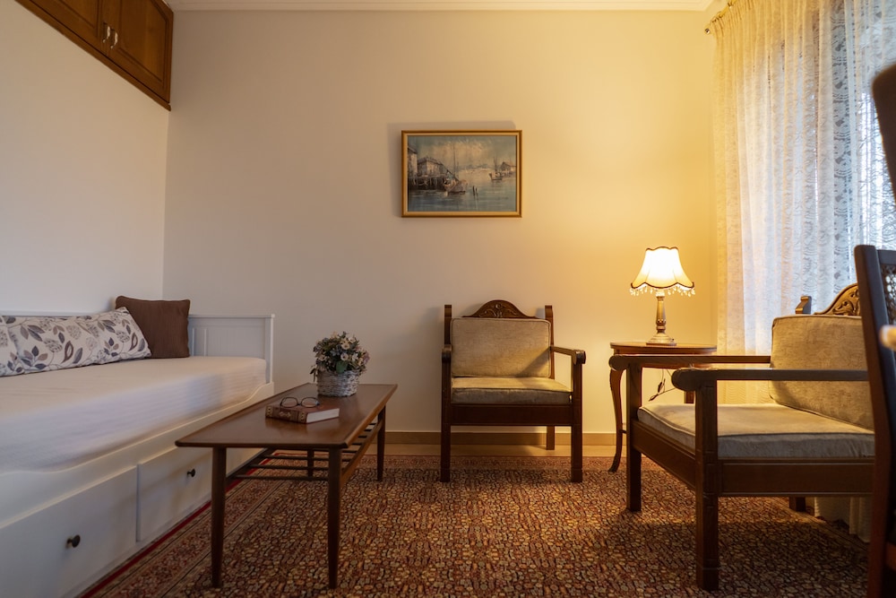 Paul's American Mansion- Volos suburb