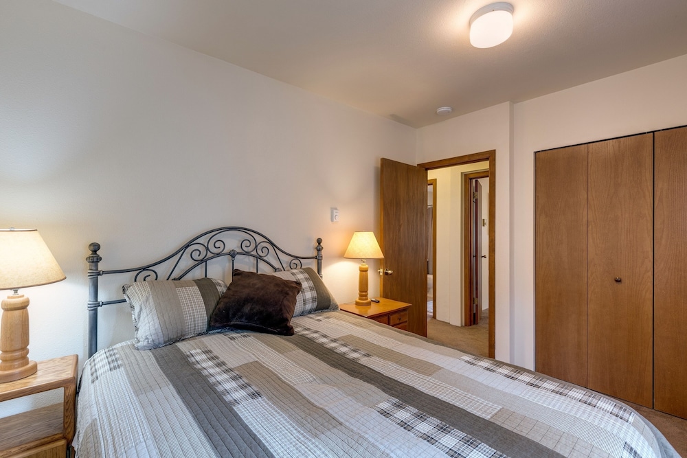 Mt. Baker Lodging Cabin 8 – WIFI, PETS OK, SLEEPS 6! by MBL view 2