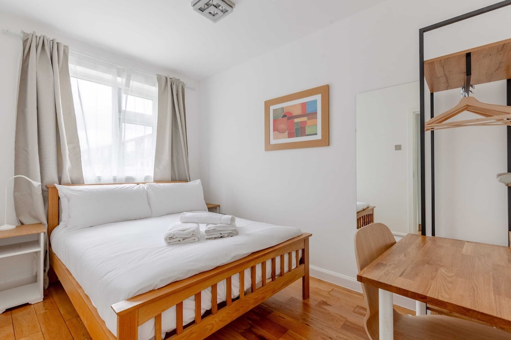 Spacious 4BD Home, Near Excel London!