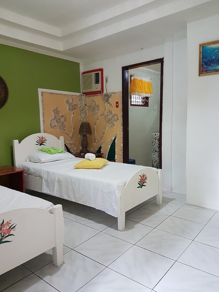 Travillehuts Palm Beach Inn
