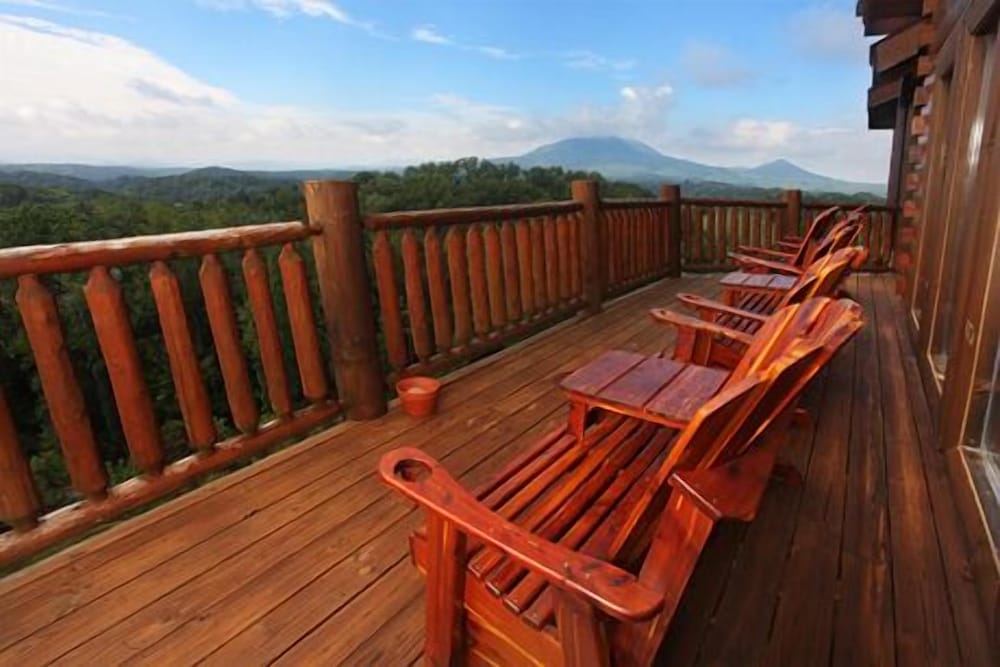 Serenity Mountain Pool 9 Br cabin by RedAwning