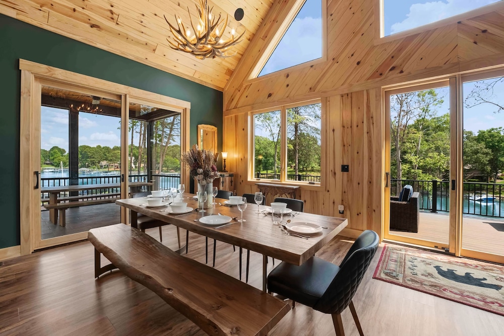 Black Bear Lodge by Avantstay Lakefront Dock Pool Theater Sleeps 20