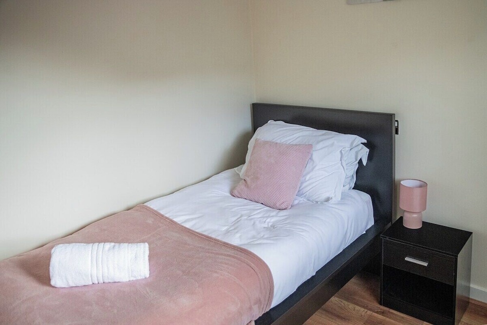 Bright 4-bed Swansea Getaway With Parking