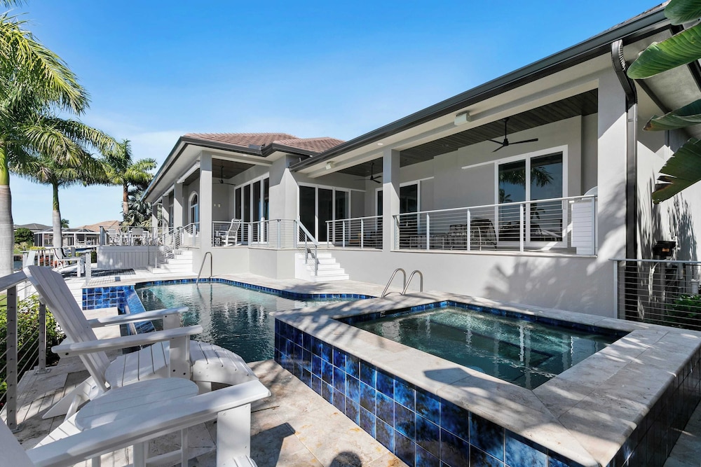 Marco Polo by Avantstay Waterfront 5bdr, Pool, Spa, Fire Pit, Walk to Beach