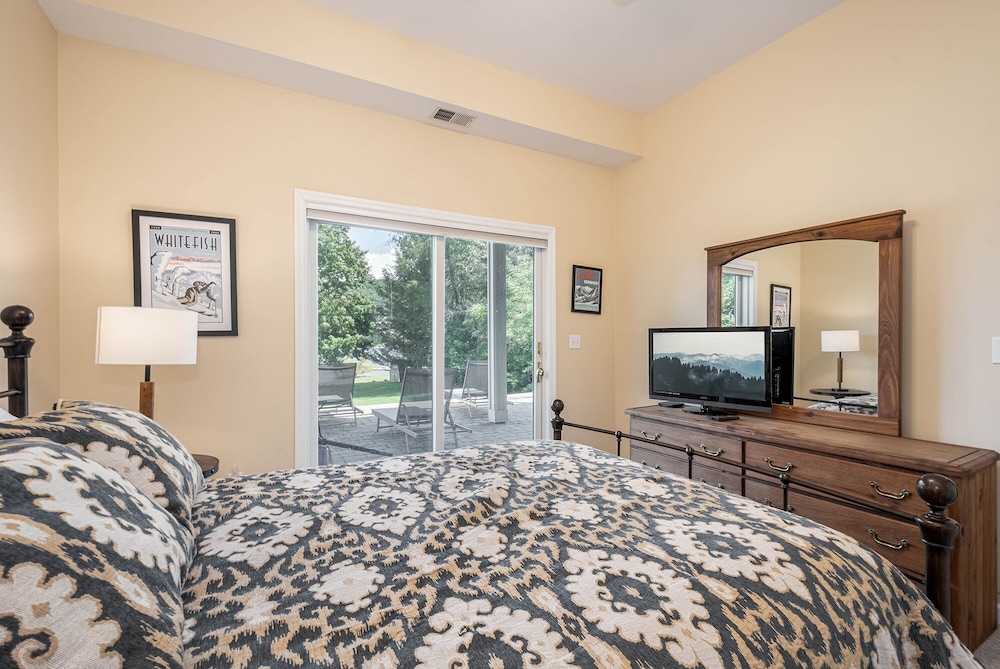 Ski to Shore Chalet by Taylor Made Deep Creek view 3