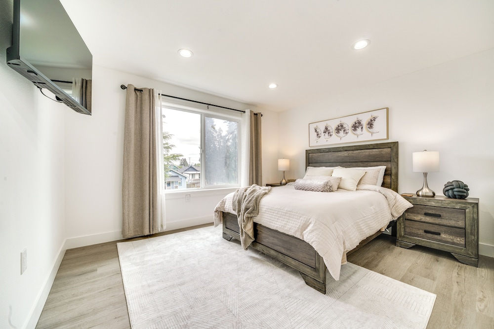 4 Mi to Dtwn: Modern Tacoma Home w/ Spacious Yard