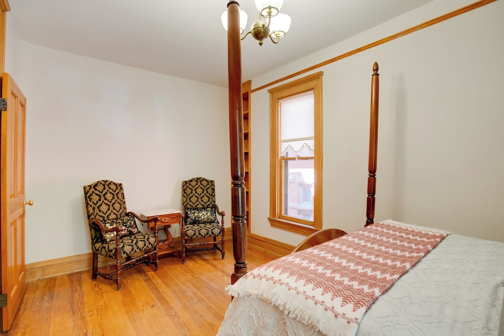 Victorian-style Cheesman Park Apt - 2 Mi to Dtwn