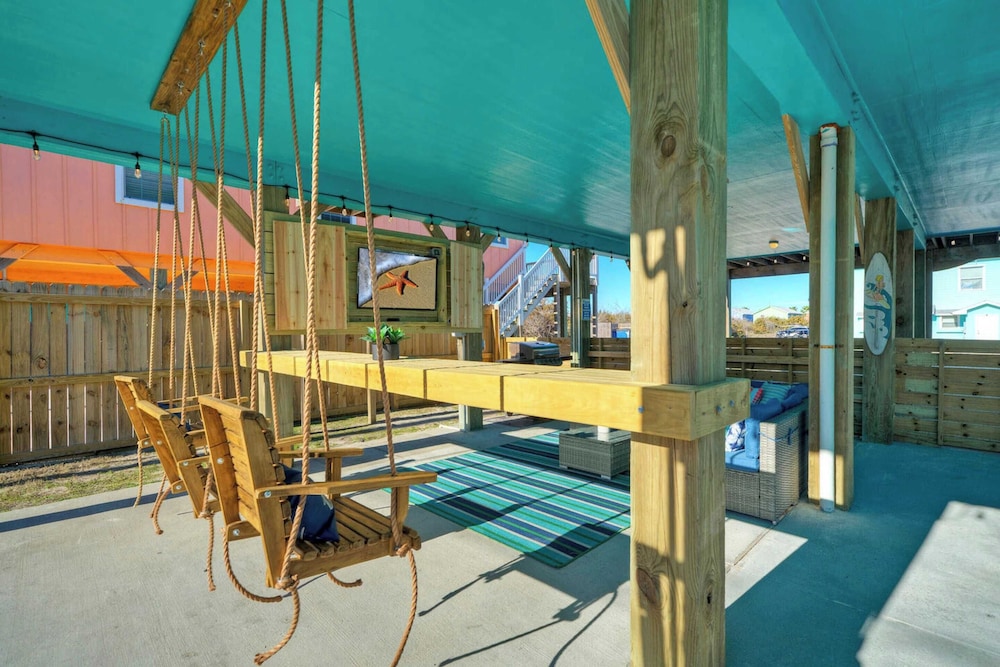 Sleeps 21, 2 Homes 2 Private Pools, Fire Pit, Swing Bar Walk to the Beach