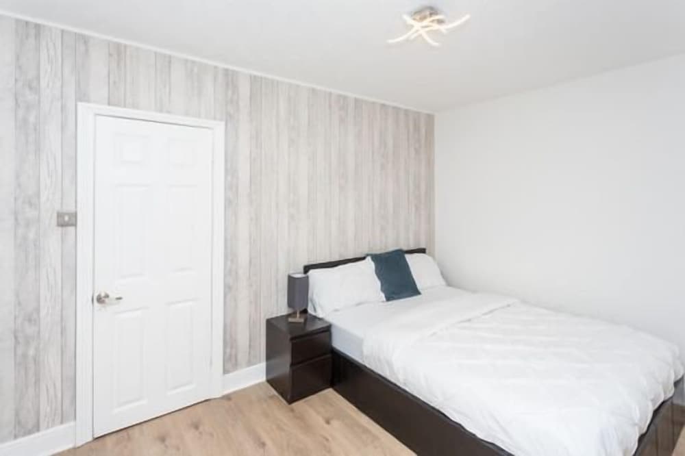 House - Sleeps7 - Garden - Parking - Station Close view 3