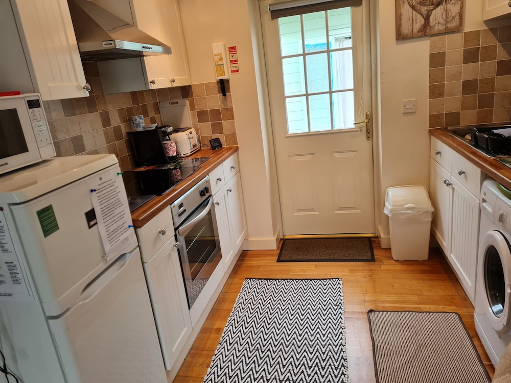 2-bed Cottage, Sleeps 5, Pets Ok, Close to Coast view 5