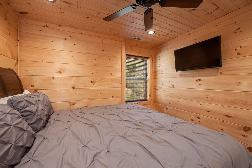 Luxury Good Vibes Cabin With Tub by RedAwning view 4