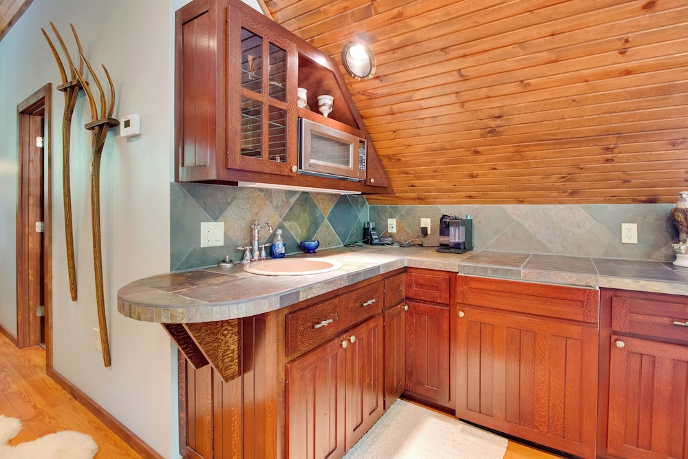 Dock Access: Romantic River Retreat in Gassville