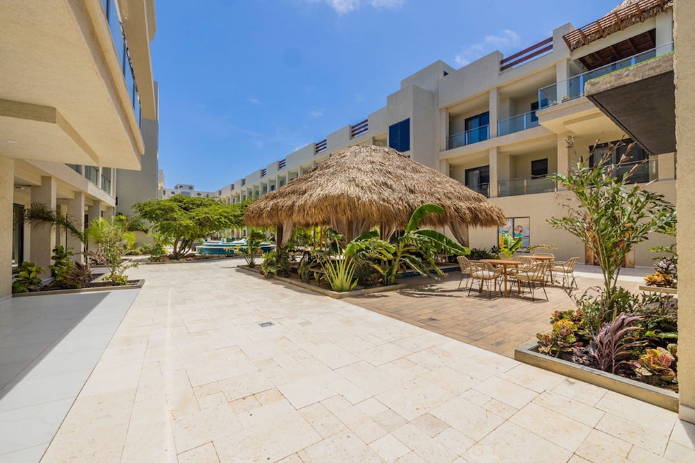NEW Modern 2BR 2BA Condo w Gym Pool BBQ Parking