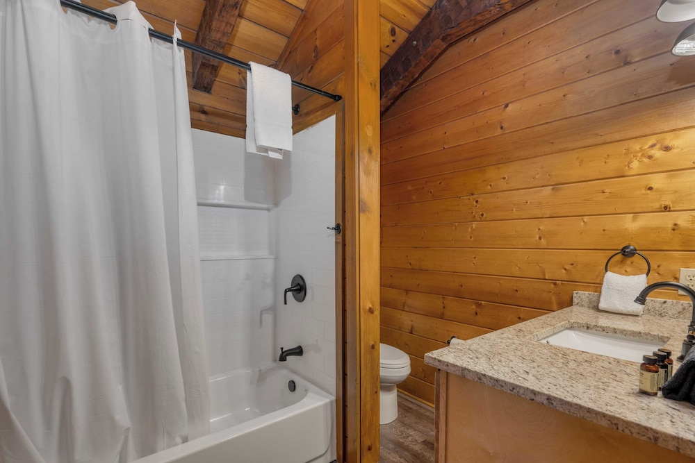 2 Cabins Game Room, Enclosed Porch, Hottub, Views Dudley I & II by Avantstay