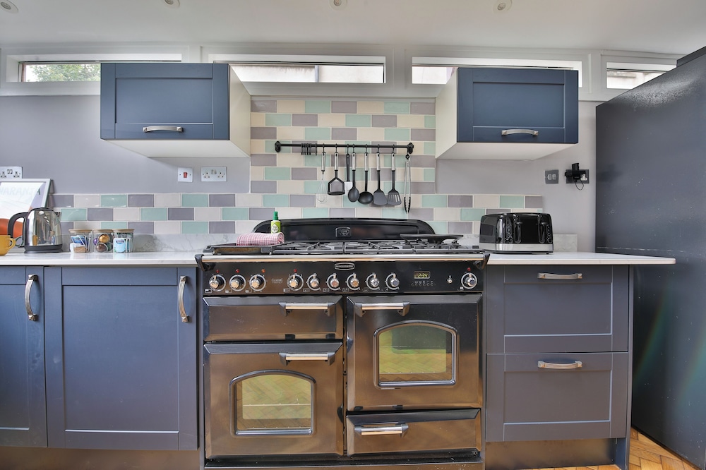 4 Bed House with Pool Table & Parking