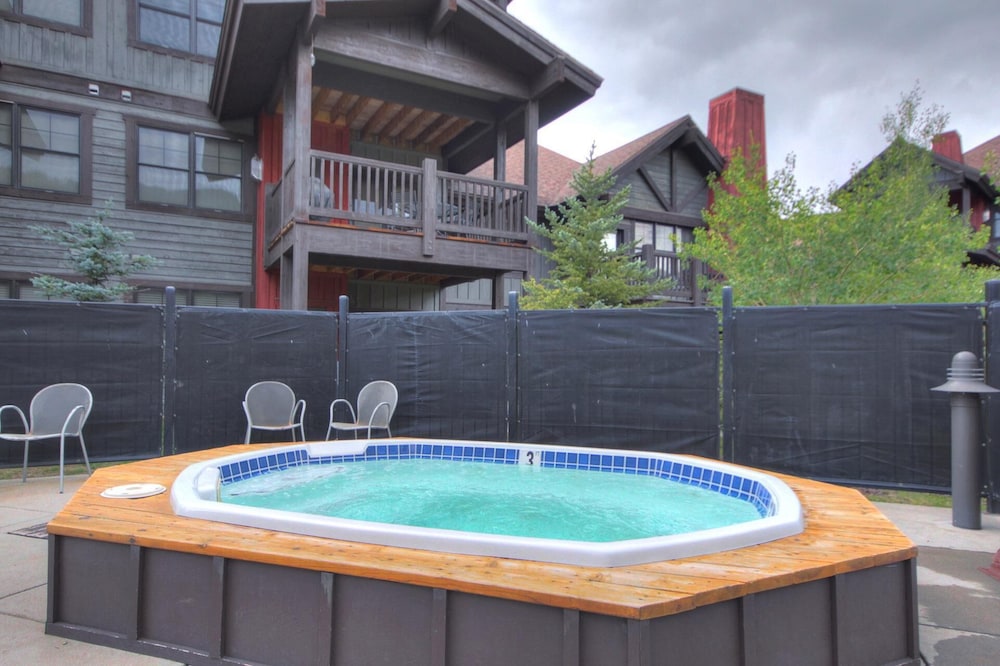 The Perfect Condo in West Village, Big Deck and next to the lift - CA1203 by RedAwning