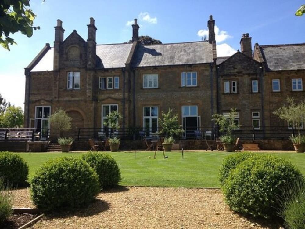 Yeovil Vacations - Lanes Hotel - Property Image 2