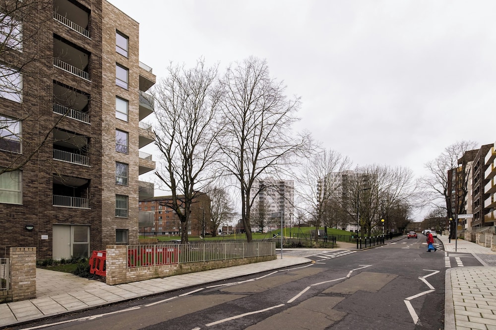 Sophisticated 2 Bed Flat with Balcony in Acton