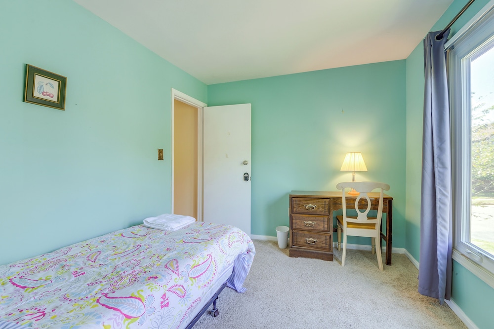 Close to Hospital & Dulles: Herndon Townhome