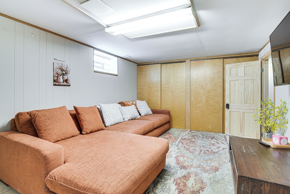 Pet-friendly Abode, 2 Mi to Dtwn Evanston!