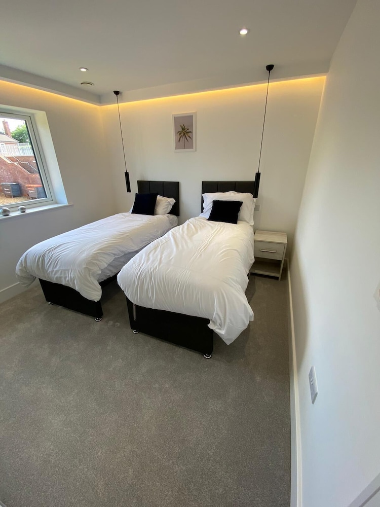 Stylish 2 Bed Flat with Parking view 4
