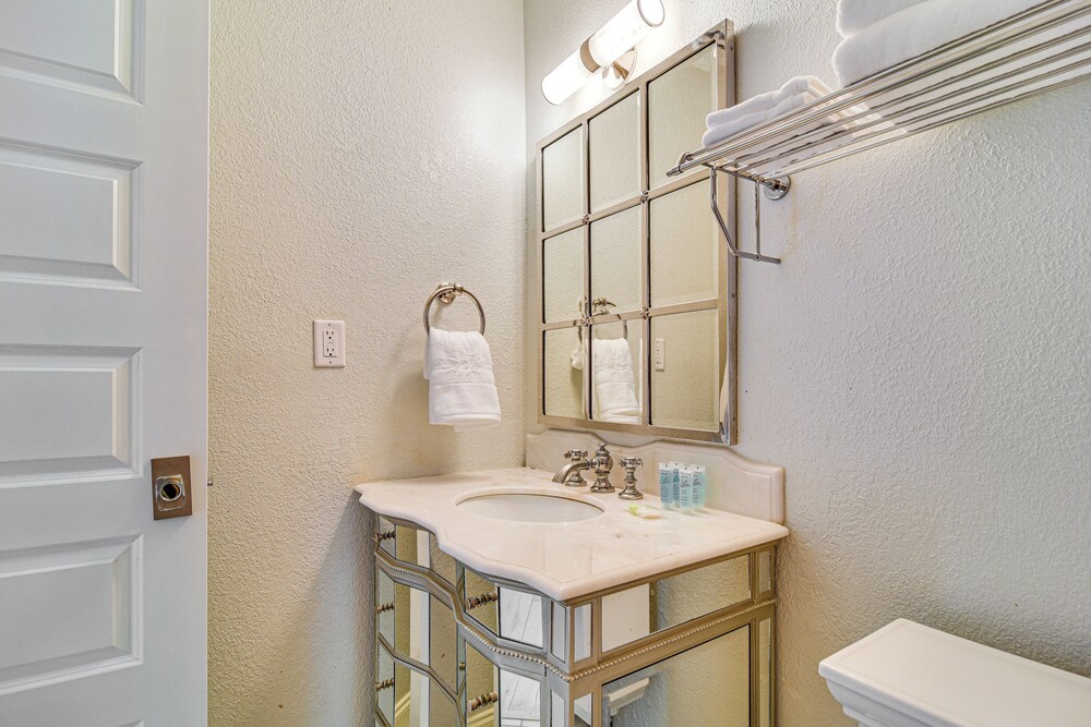 Bayfront St Petersburg Retreat 4 Mi to Downtown!