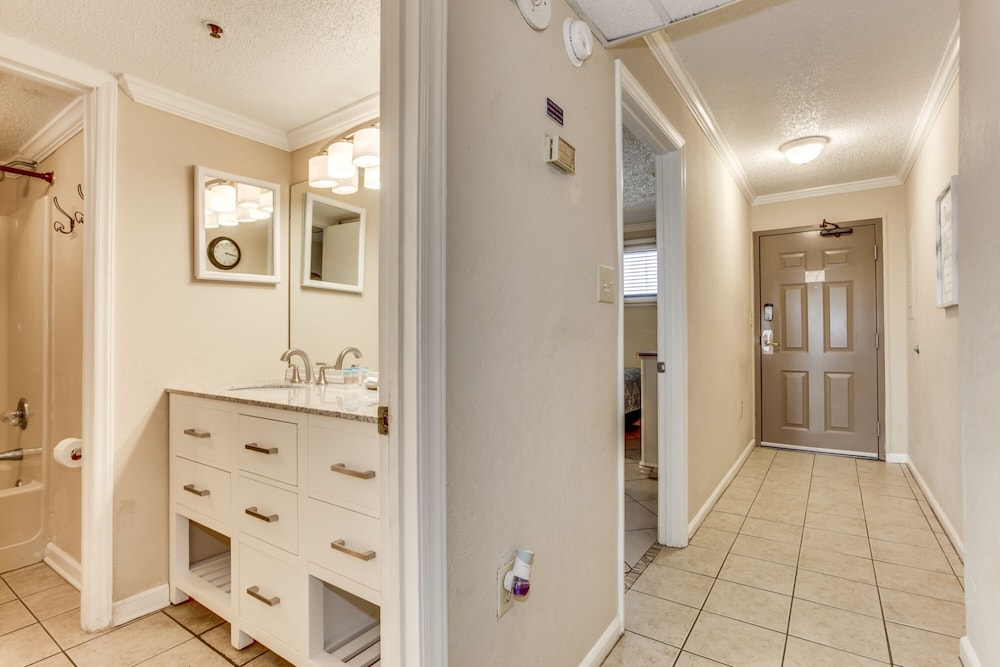 Oceanview Condo at Meridian Plaza