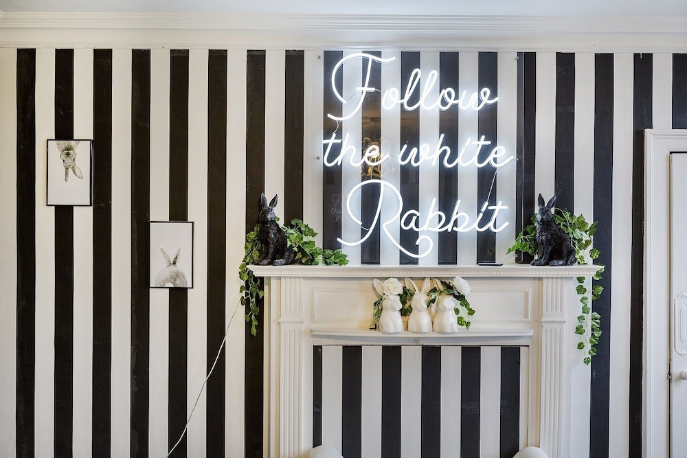 The Wonderland Townhouse - Amazing Alice in Wonderland 8BDR Home