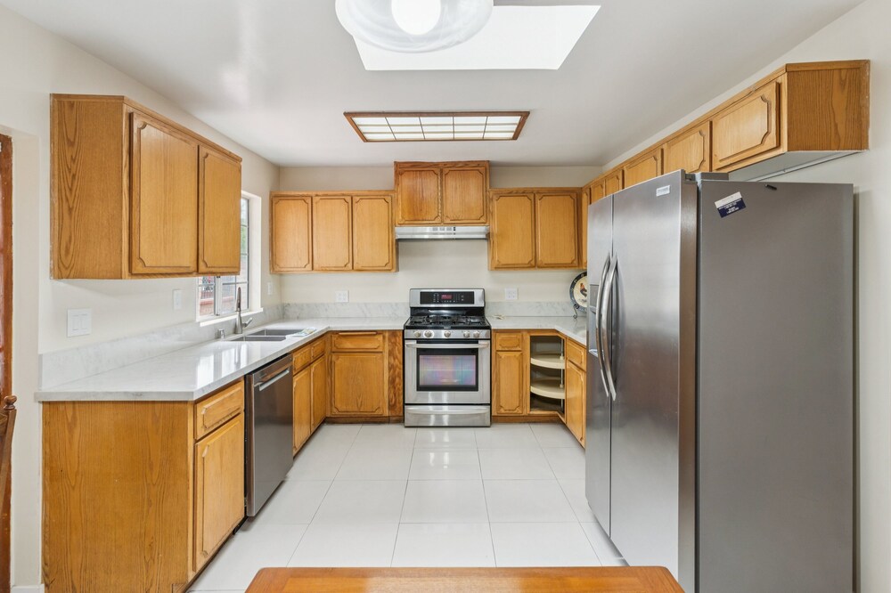 Russell House Near Hollywood & Griffith Park 3 Bedroom Home