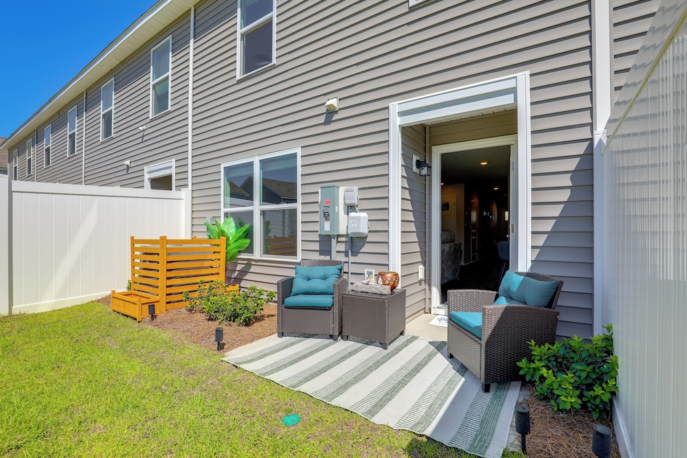 Modern Escape 2 Mi to Surfside Beach Fishing Pier