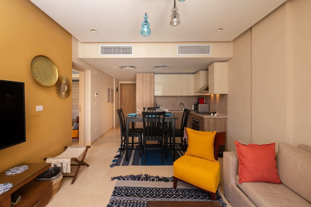 Xuru Stays I Exotic 1bdr w/ Outdoor Terrace Pool & Beach Access