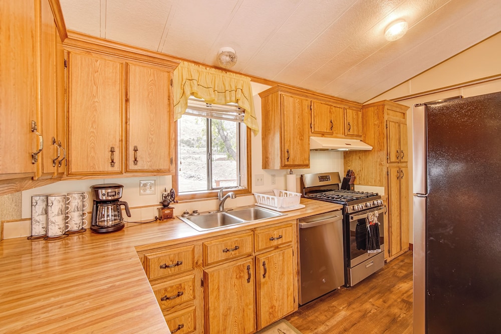Creekside Cabin w/ Deck & Views in Panguitch!