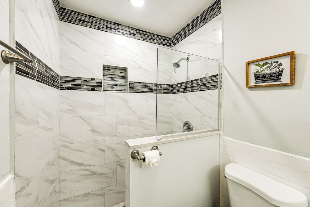 1 Mi to Dtwn Bonita Springs: Home w/ Lush Yard!