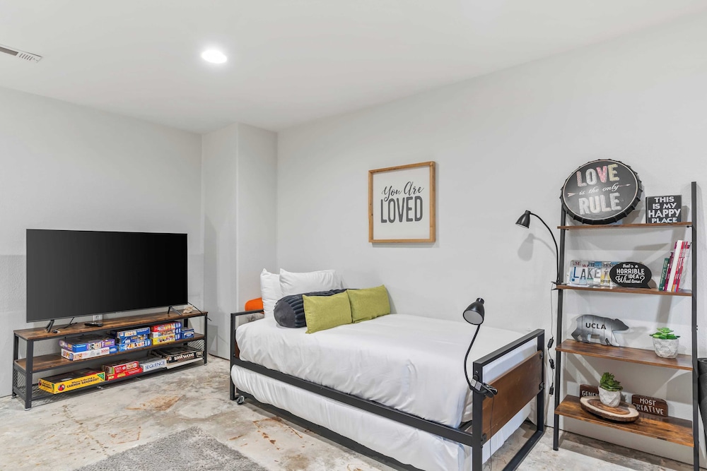 Scenic North Shore Stay w/ Games, Near Snow Summit Lakeview Lodge by Avantstay