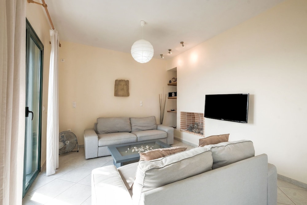 Spacious Villa near Sea in Pera Melana photo 3