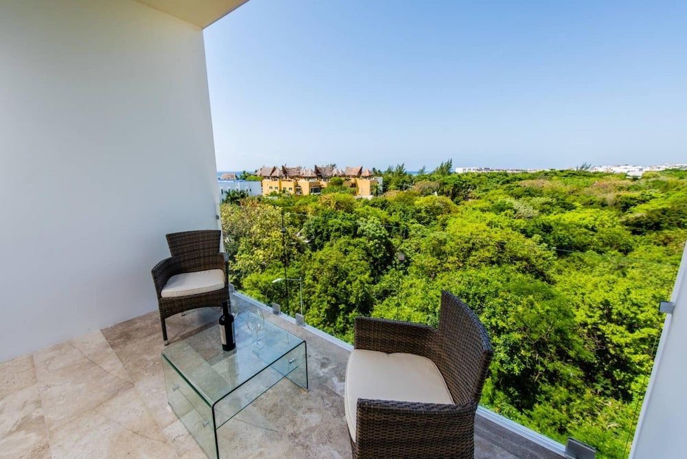Dream Penthouse 2BR Steps to Beach Downtown Location view 2