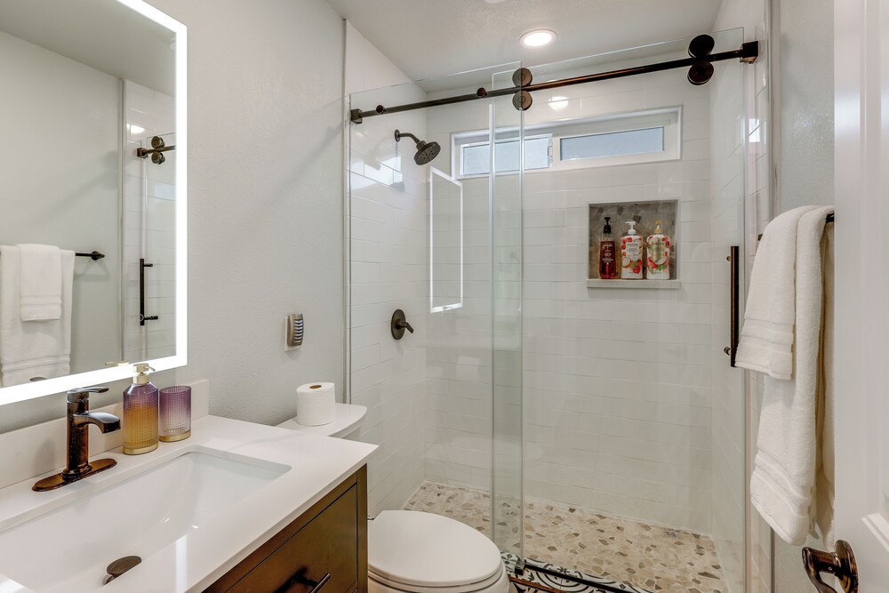 Near Slopes & Shores: Pet-friendly Sugarloaf Gem